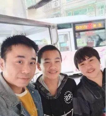 童星小小彬近照，15岁可爱模样全无，曾被后妈当摇钱树荒废学业