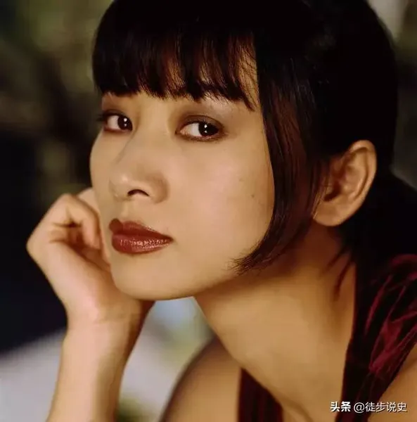 电影演员白灵混迹好莱坞的那些年，人们几乎忘记了她曾清纯的过往