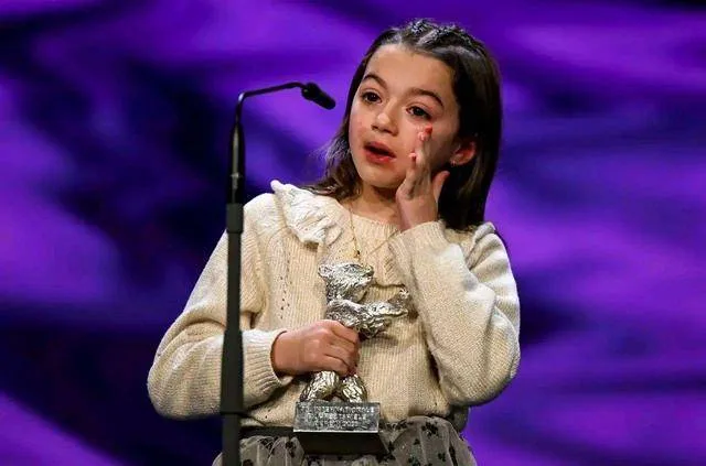 9岁小姑娘竟能获柏林电影节最佳主角，领奖时开心到哭超级可爱