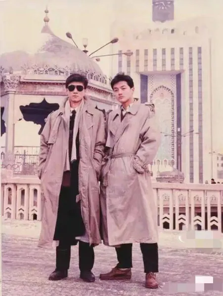 1990年，19岁李亚鹏和21岁哥哥的合影，两人身材高大十分时髦帅气