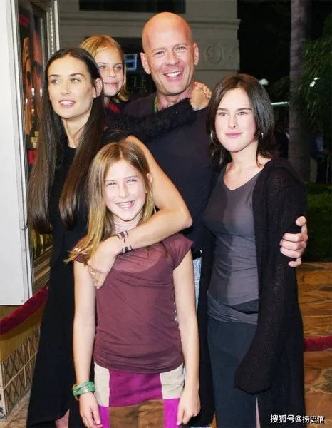 好莱坞“动作英雄”布鲁斯·威利斯和他美丽的女儿们