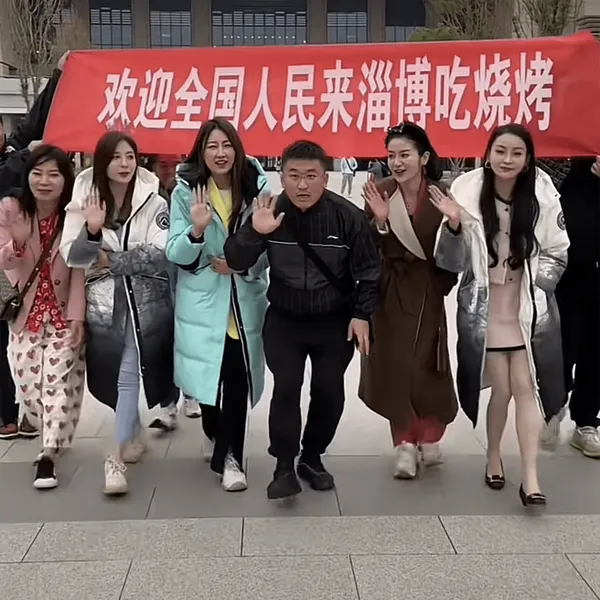 网红姜涛遭“道德绑架”！寻亲者下跪感谢，却惨遭敷衍直接跑开