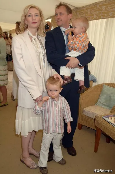 凯特·布兰切特家庭照，你看她是普通人还是国际巨星？