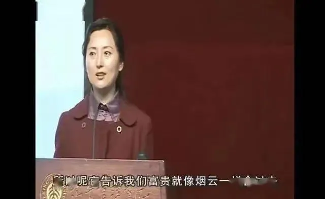 她一生只演了两部戏、爆红时与丈夫双双出家，凭什么成为大多数人心中永远的女神？