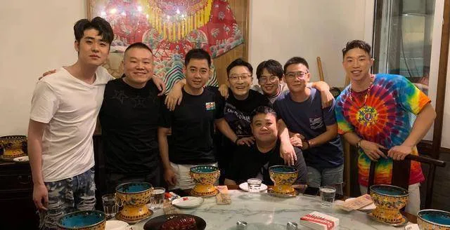 每当德云社角儿们过生日时，都是粉丝们保存“黑照”的日子