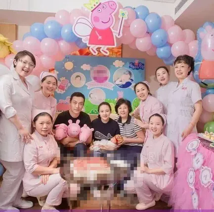 63岁陈道明也当外公了，33岁女儿喜得千金孩子已满月！