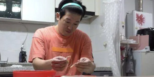 嫁对人了！《鱿鱼》许成泰「10年来为老婆做早饭」 甜蜜日常曝光