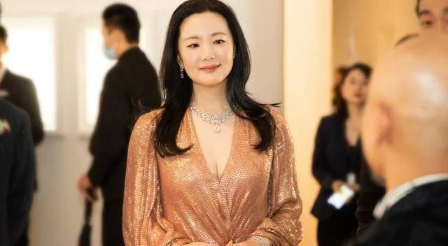 50岁影后咏梅拒绝修图，直言皱纹长出不易，嫁王菲初恋至今没孩子