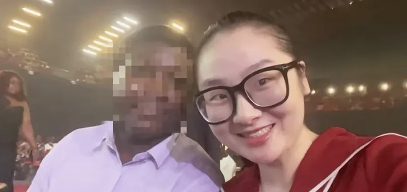 女网红周周断更后自曝生女，年仅20岁，女儿黑皮配卷毛混血感十足