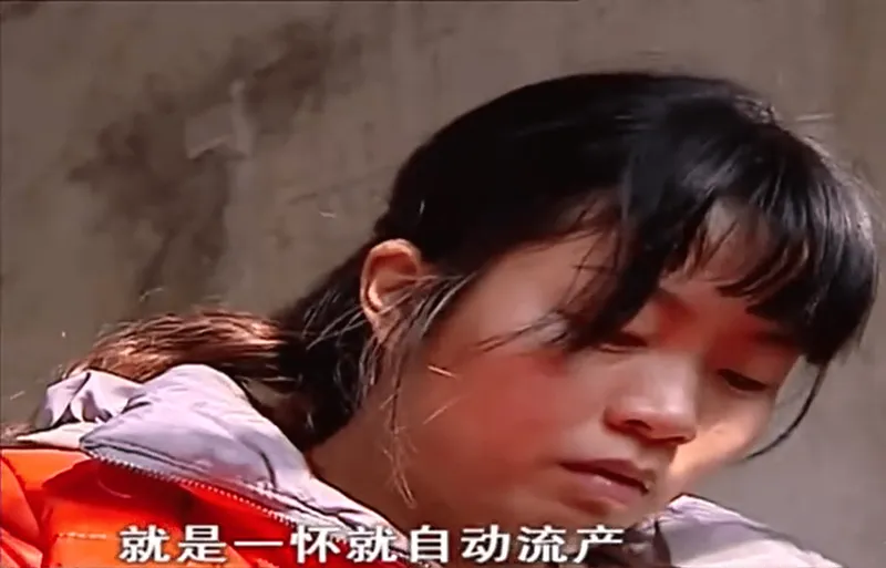 妻子无法生小孩，公公重男轻女，丈夫决绝离婚，妻子下跪求复合！