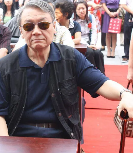 毛远新今年79岁，被关进秦城后，他自责：女儿双耳失聪，是我连累了她