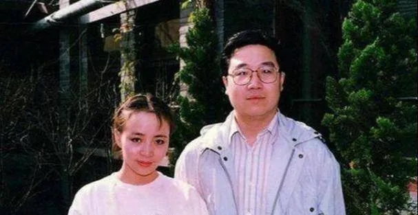 宋丹丹夫妇罕见同框！结婚23年如胶似漆，65岁富商老公满眼宠爱