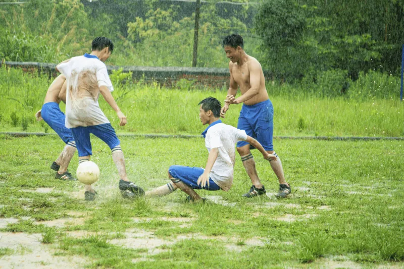 少年足球电影《永不独行》定档3月24日，热血青春一脚破门