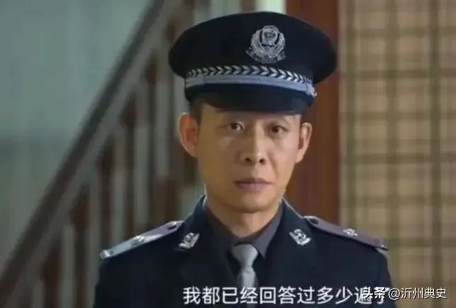 《狂飙》中破绽不少：不合理的录音笔、水泥路、警官