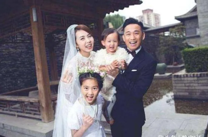 他娶了自己的女老师，8年生下3个孩子，如今39岁成这样！