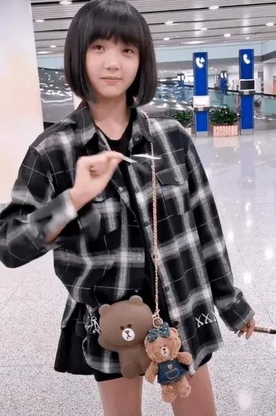网友视角下的吕小雨，穿超大衬衣现身机场，像个移动的充气娃娃！