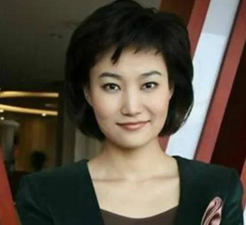 电视最美主持人李梓萌，为工作戴假发13年，摘下头套后判若两人