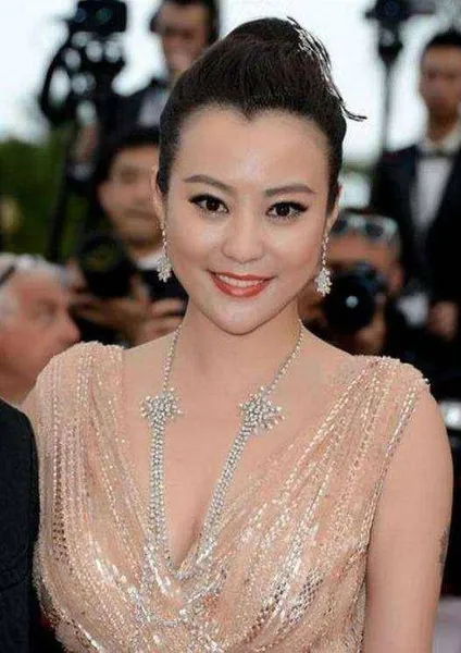 中国“文艺片女王”，拍电影时她问导演：是不是没人敢娶我了？