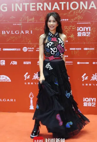 直击北京国际电影节闭幕式，关晓彤、王一博、王宝强现身红毯仪式