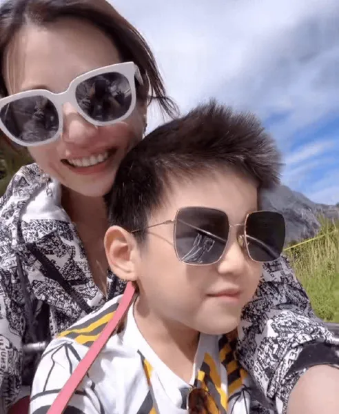 陈妍希带儿子瑞士度假，甜美梨涡可爱小星星帽，幸福画面曝光！