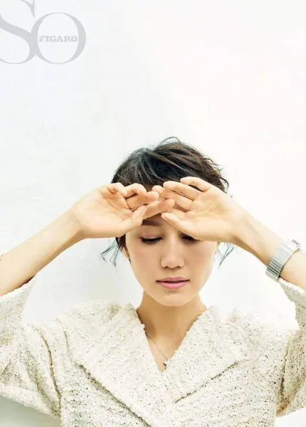 袁泉挑战超短发！这个封面女郎高级且性感，天生杂志脸