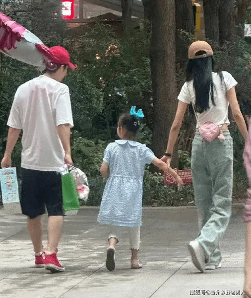 董子健孙怡离婚后首次同框，带女儿大福逛街，网友：祝福他们