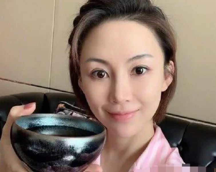 堪称“九球天后”冻龄女神潘晓婷！身价值8亿，37岁却还是单身