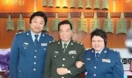 李双江前妻气质惊人，大儿子也很帅气，却从不提及自己的父亲