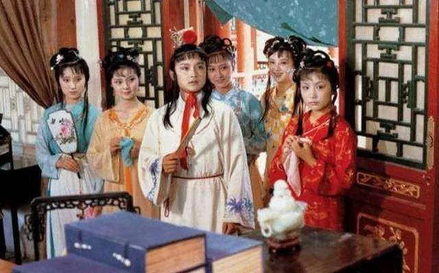 杨树云说，邓婕这个妆太美了，冠压群芳，让我们看看这个妆有多美