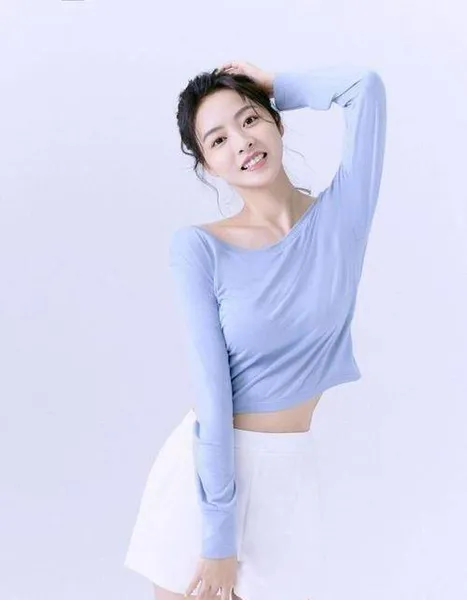 杭州青年演员、氧气明星余心恬剪了20年刘海，少女气质骤变，