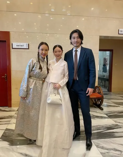 吉祥三宝中的女儿结婚了，妈妈满脸不舍的送她出嫁