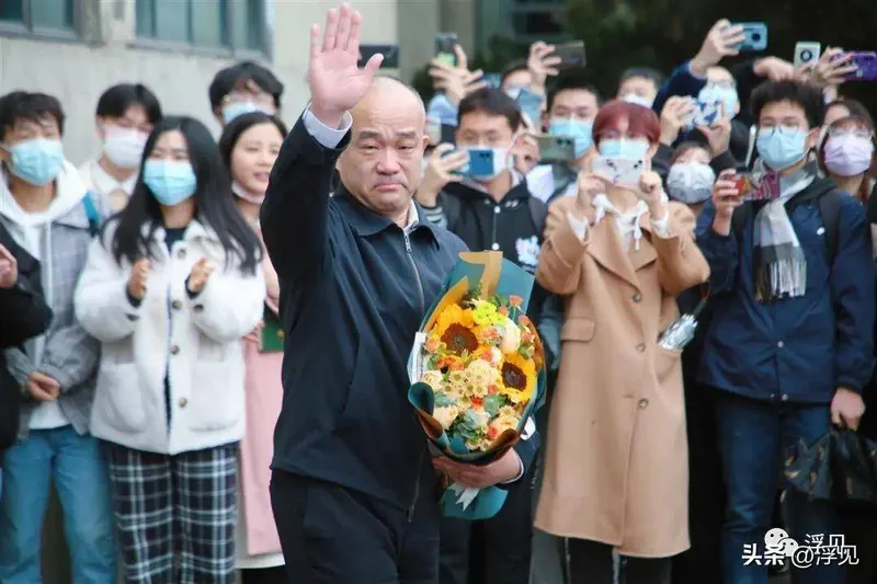 武大校长奉调进京，挥泪告别！（很久没见这样的场面了）