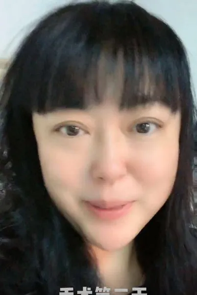 李菁菁自曝患乳腺癌，家喻户晓的实力派，被想潜规则的副导演耽误