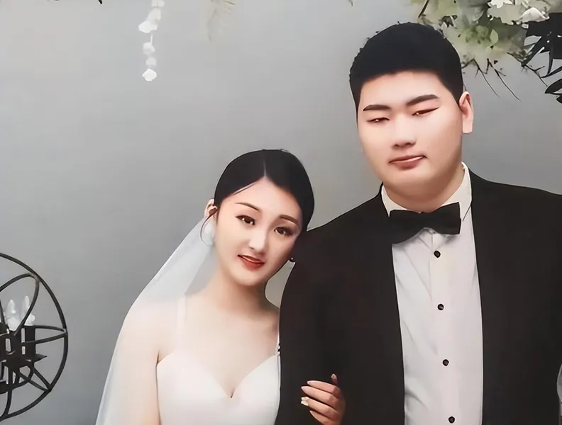 大衣哥准儿媳晒婚纱照，女方肤白貌美身材好，比陈亚男强得多