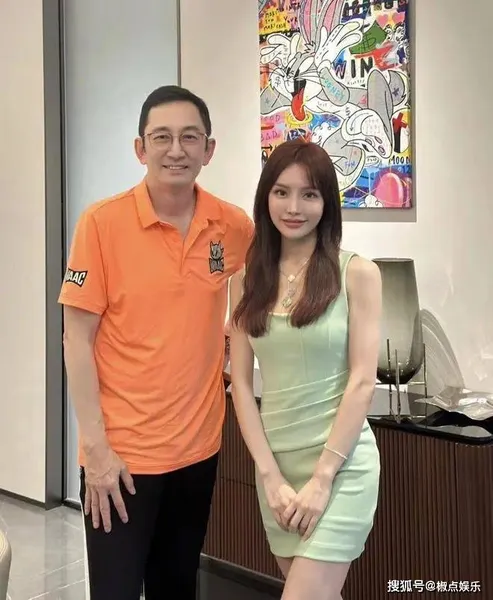 知名港星在女富婆家中庆生，女方美艳动人身材绝好，满桌茅台太抢眼