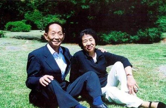 “闪婚”，却相爱57年：经营婚姻，两个词就够了