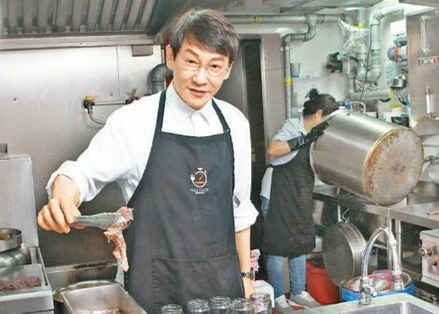 57岁吴启明开餐厅仅一年半，无心经营倒闭离场，隐退25年拒再复出