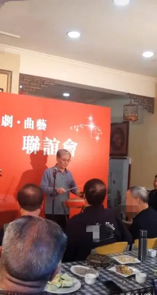 76岁少马爷跑堂会，舞台简陋被指混得差，辈分太高反收不到徒弟