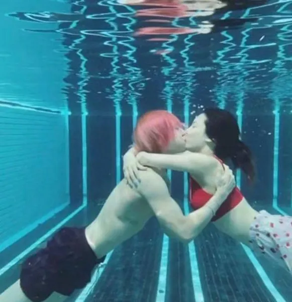 泫雅夫妇和钟丽缇夫妇水下拥吻，谁更像美人鱼？