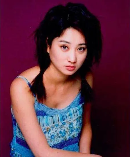 她是TVB清纯演员，后成《雍正王朝》女主角，演这部喜剧形象大变