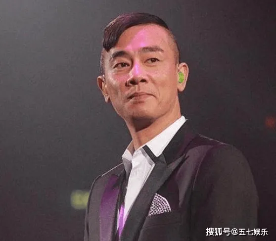 55岁陈小春去济南酒吧演出，穿西装梳大背头，被曝三首歌开价50万