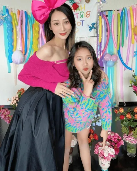 陈浩民为长女办生日派对，10岁陈雅薷打扮成熟，颜值身高遗传母亲