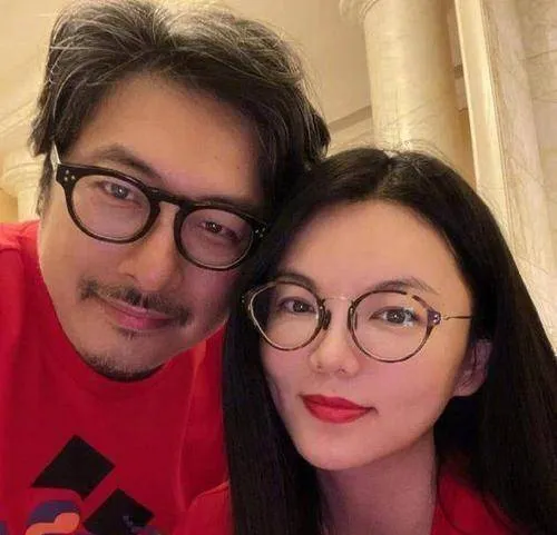 王岳伦单宣离婚，李湘晒嘟嘴照和一盘绿色菜，被问黄瓜为何是绿色