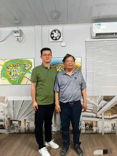 曹德旺去福耀科技大学视察，头发凌乱，裤子拉链没拉，鞋上粘泥土