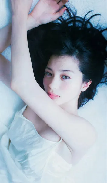 日本混血美女女星-中条彩未，清纯又性感，人美身材好美女图写真