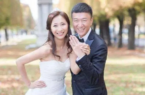 孙红雷对小15岁娇妻百般宠溺，结婚六年似新婚：妻子就是我的天