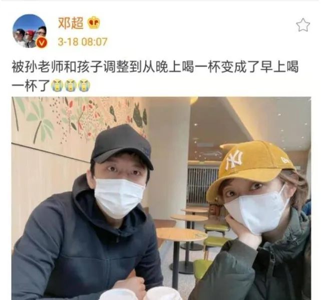 邓超陪老婆吃养生早餐，情侣款穿戴秀足恩爱，夫妻相超抢镜