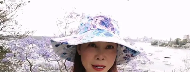 原来55岁的田真在国外晒出美照！红唇尖下巴，脸上两团红晕很明显