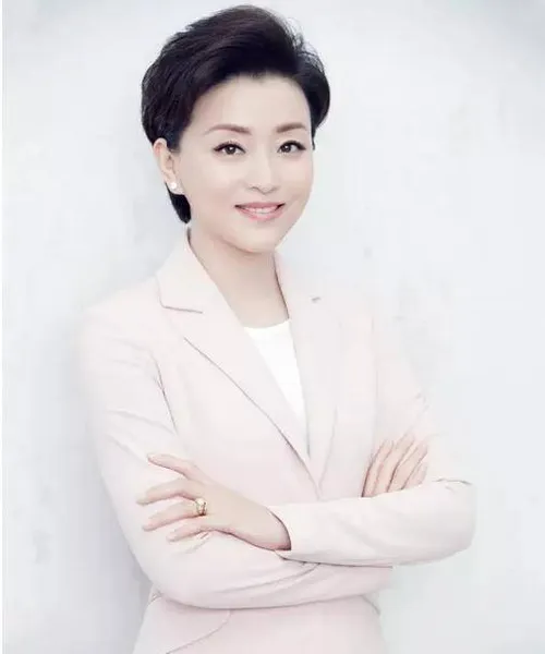 杨澜近况曝光，采访希望女性拥有更大格局，挑战世俗偏见