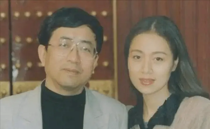 1992年，李红发现老公“婚内出轨”了马兰，毅然离婚带走了女儿
